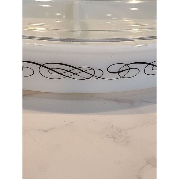 PYREX White & Black Scroll Oval DIVIDED CASSEROLE 1.5 Quart with Lid 945 C EUC - Picture 6 of 12